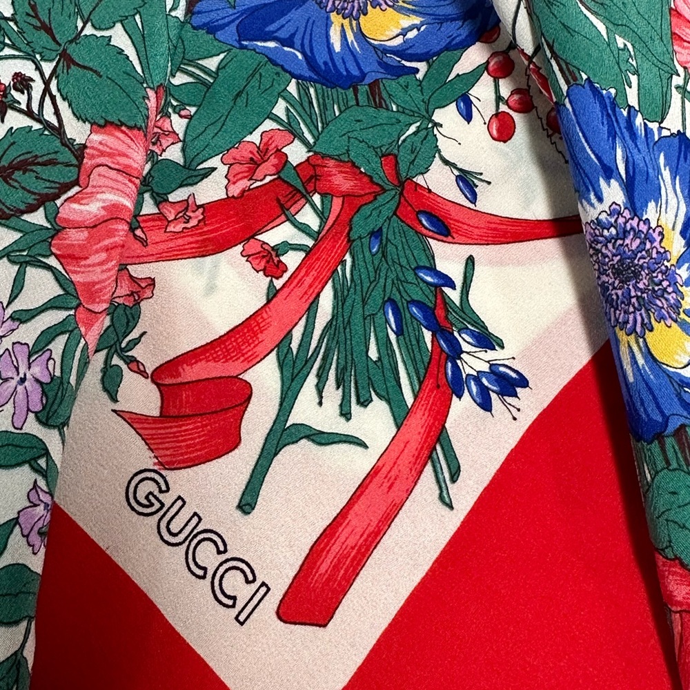 Authentic Gucci Silk Scarf To Wear On Your Neck Or Pu… Gem
